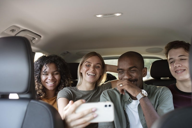 Voyager avec des enfants ou des groupes : les solutions VTC adaptées à Marseille